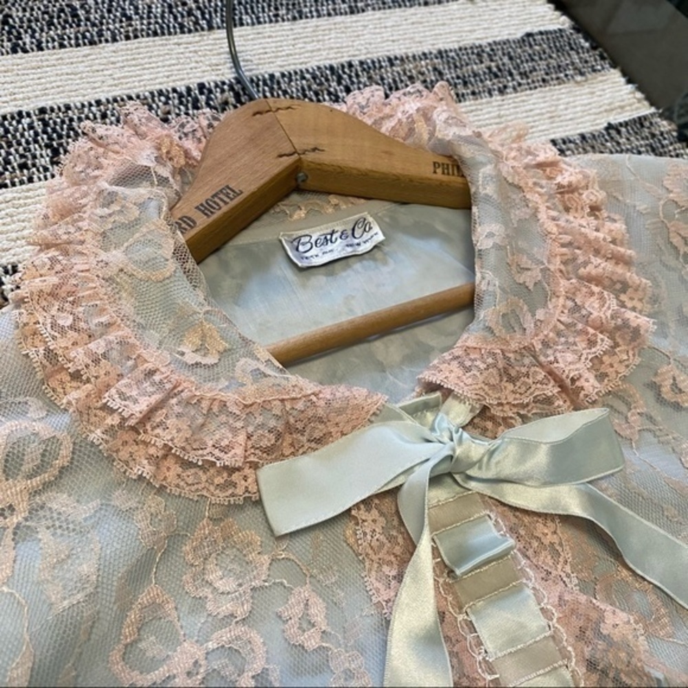 Vintage 1960’s Best & Co. Odette Barsa Blue Pink Lace Overlay Satin Robe Small - Picture 9 of 16